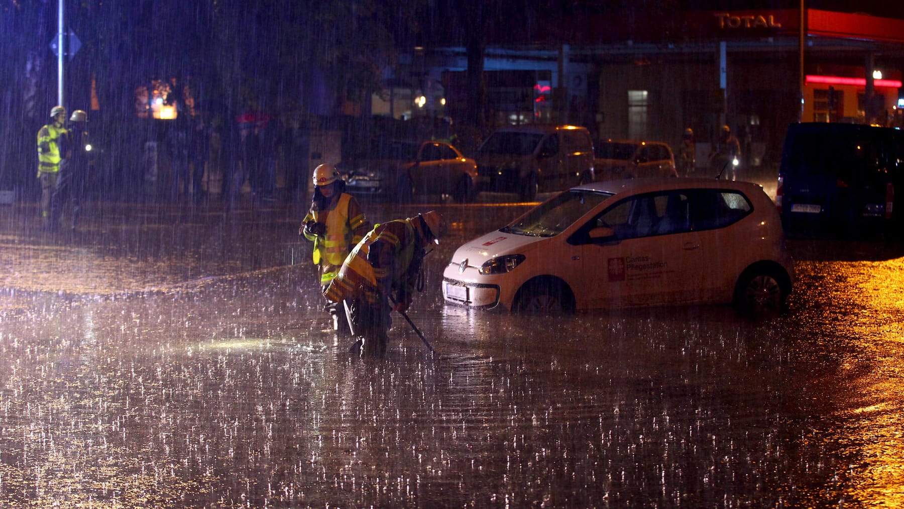 Wetter Schweres Unwetter sorgt für Überschwemmungen und Brände