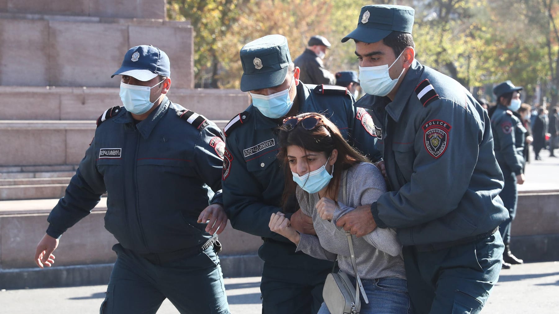 Armenien Festnahmen Bei Protesten Gegen Waffenstillstand