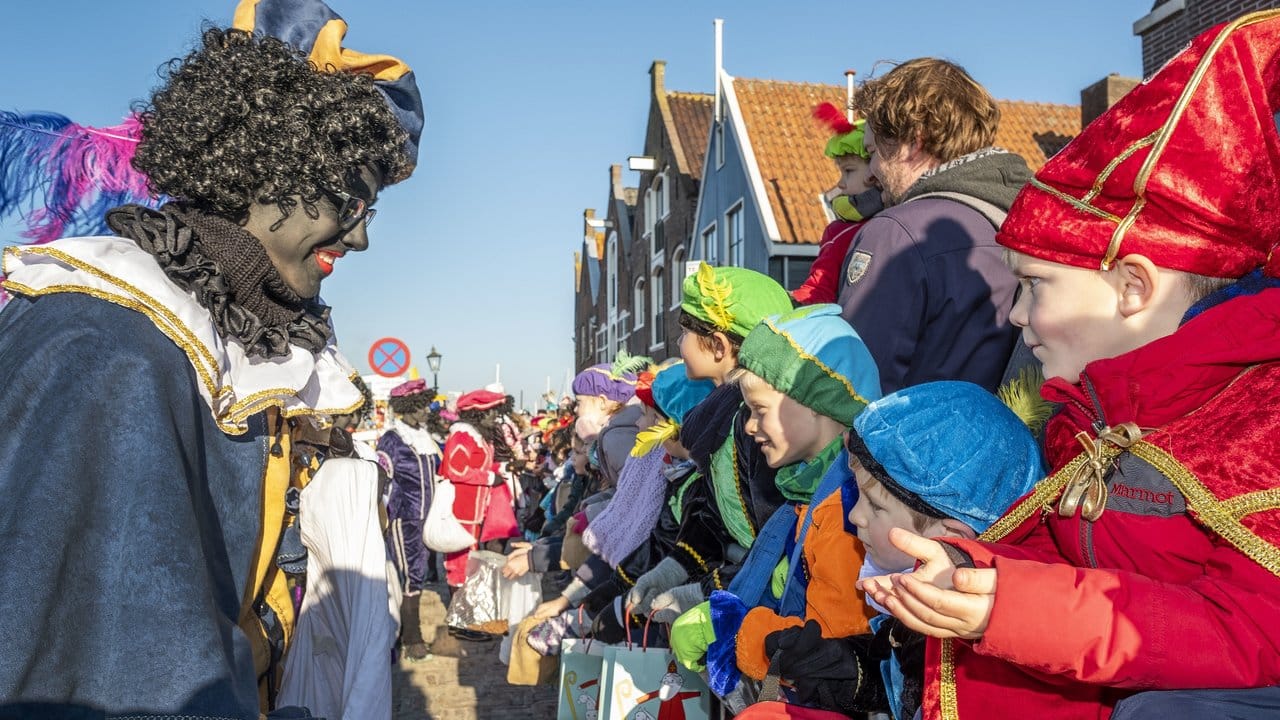 Niederlande Streiten Erbittert Um Nikolaus Und Zwarte Piet