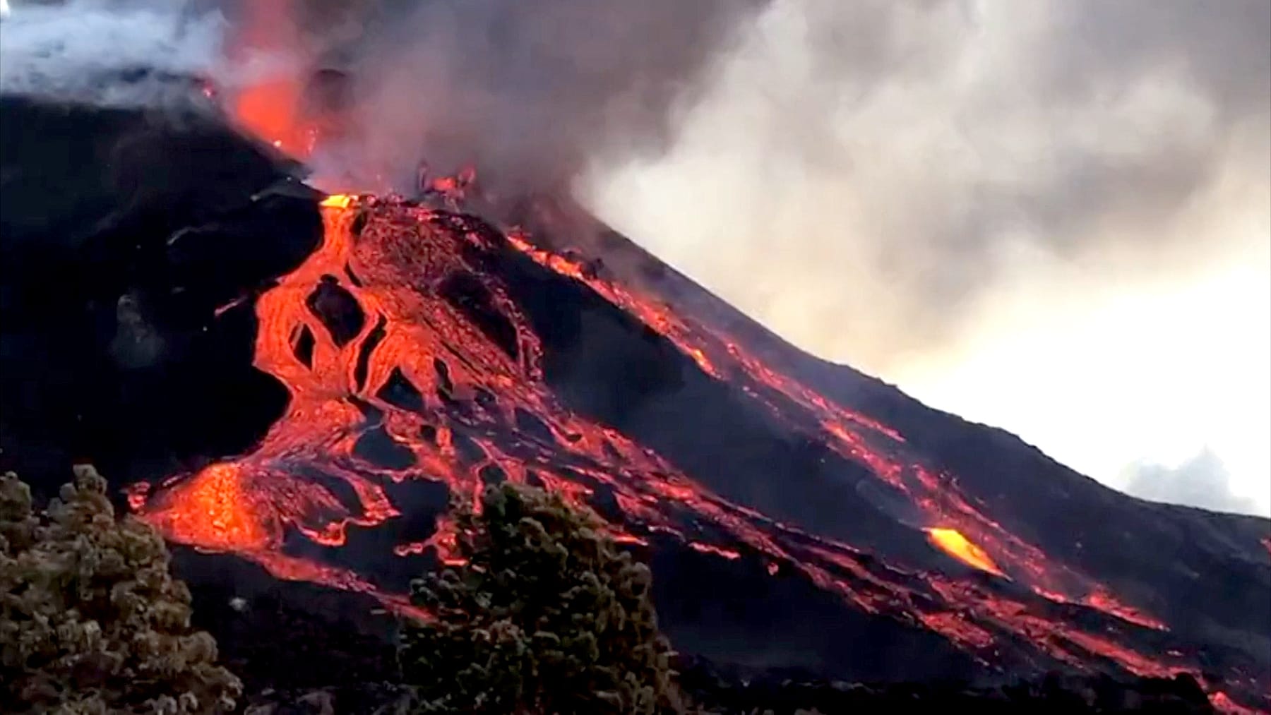 Vulkanausbruch La Palma Erdrutsch und stärkere Lavaflüsse Aktivität