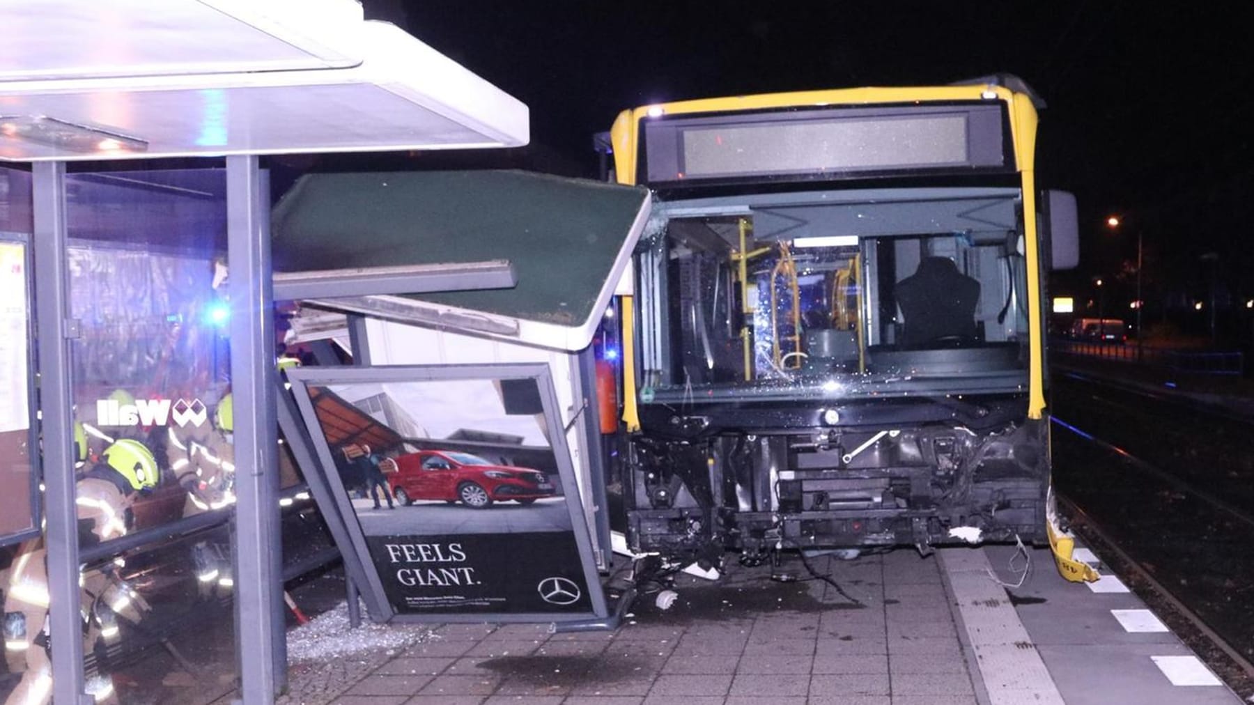 Bvg Unfall In Berlin Bus Rast In Haltestelle Fahrer Unter Schock