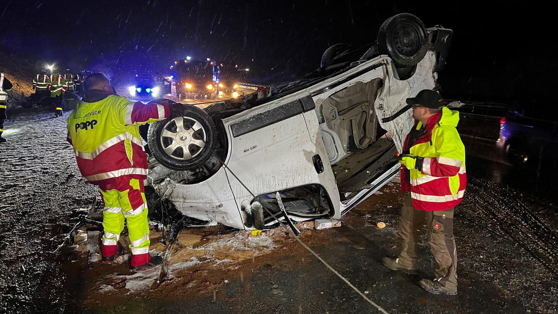 Schnee Unfall auf der A9 bei Bayreuth Transporter überschlägt sich