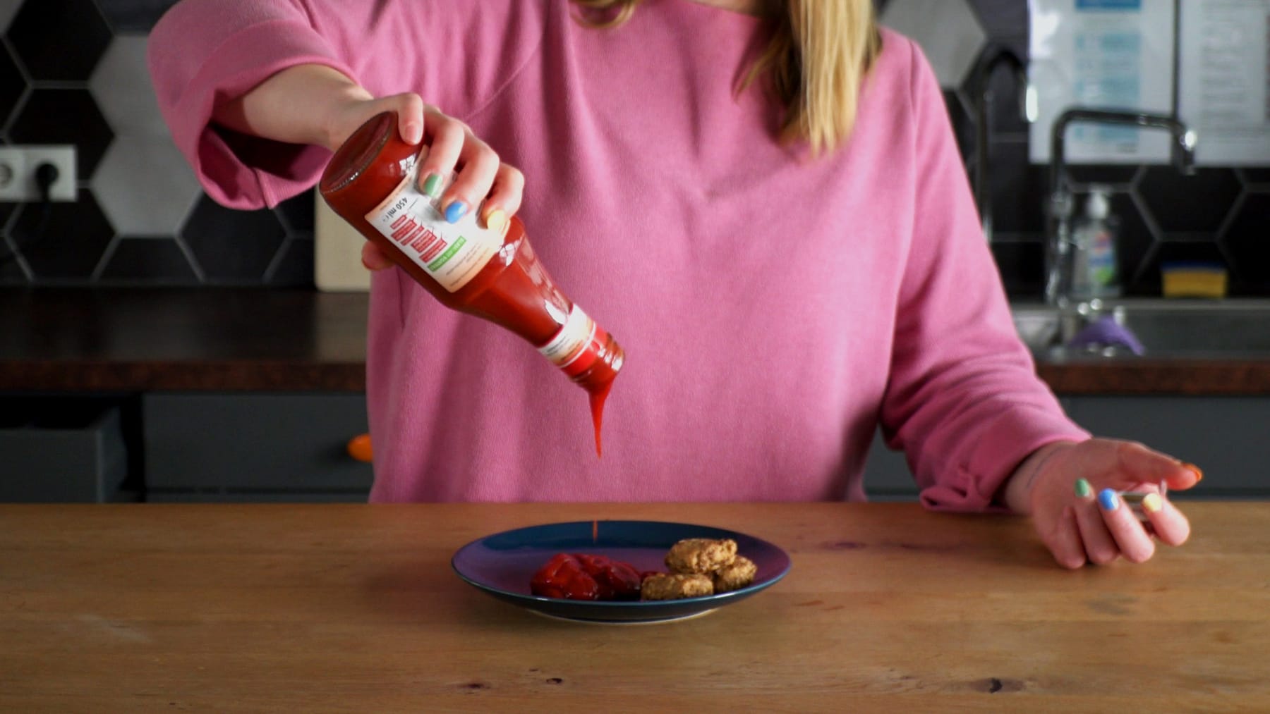 Ketchup Lifehack So kriegen Sie Grillsoßen und Co aus der Glasflasche