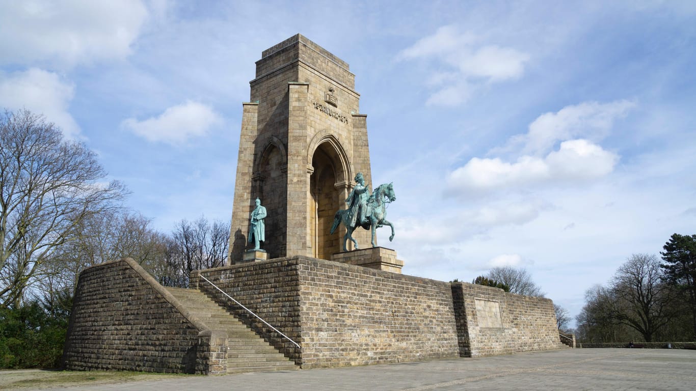 Kaiser Wilhelm Denkmal In Dortmund Mit Graffiti Verschmiert