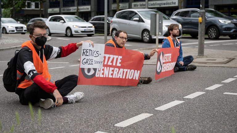 Stuttgart Klimaaktivist Klebt Sich Auf Stra E Fest Verkehr Behindert