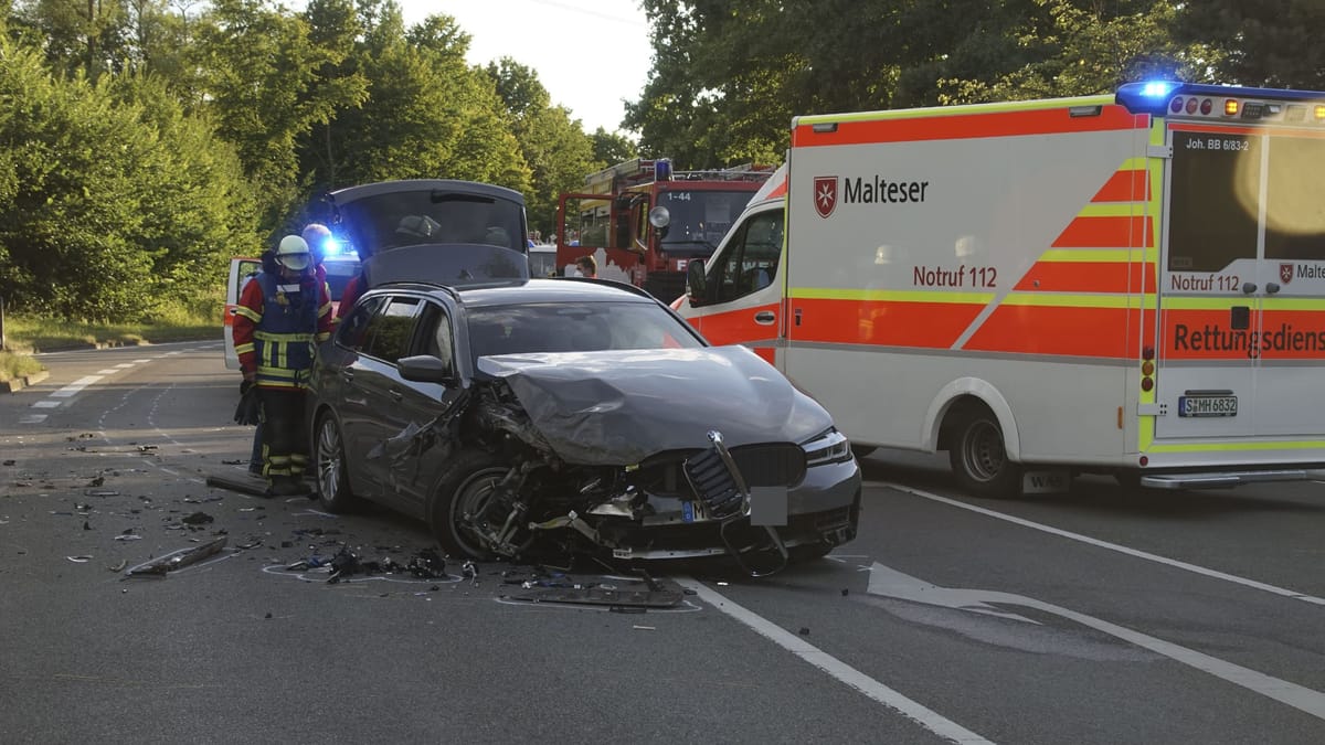 Kreis Böblingen 20 Jährige missachtet Vorfahrt und wird schwer verletzt