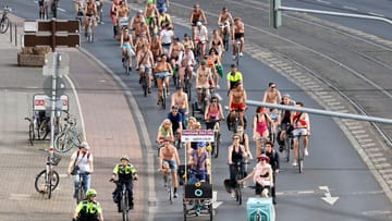 Köln Naked Bike Ride Klima Demonstranten radeln durch Stadt