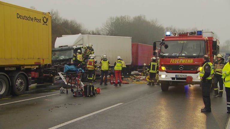 Schwerer Unfall Auf A1 Lkw Fahrer Eingeklemmt