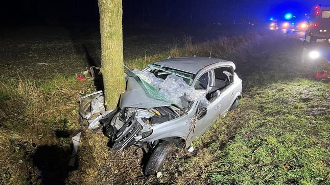 Unfall in Wilhelmshaven 20 Jähriger kracht frontal gegen Baum