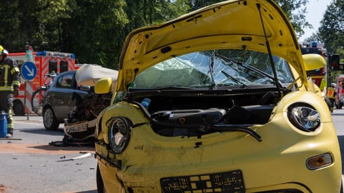 Langener Waldsee Drei Autos kollidieren bei Unfall fünf Verletzte