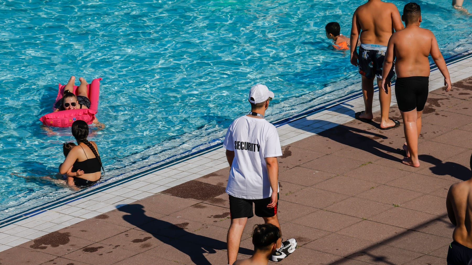 Berlin Badegäste bedrohen Sicherheitsmann im Freibad mit Messer verletzt