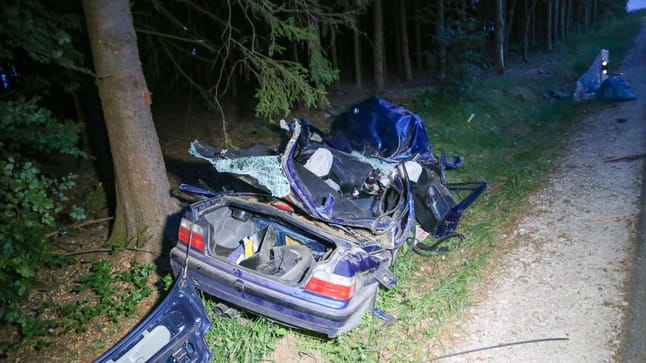 Neumarkt In Der Oberpfalz J Hriger Rast Frontal Gegen Baum