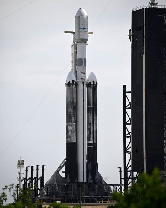 Falcon Heavy Start Spacex Bringt Gigantischen Satelliten Ins All