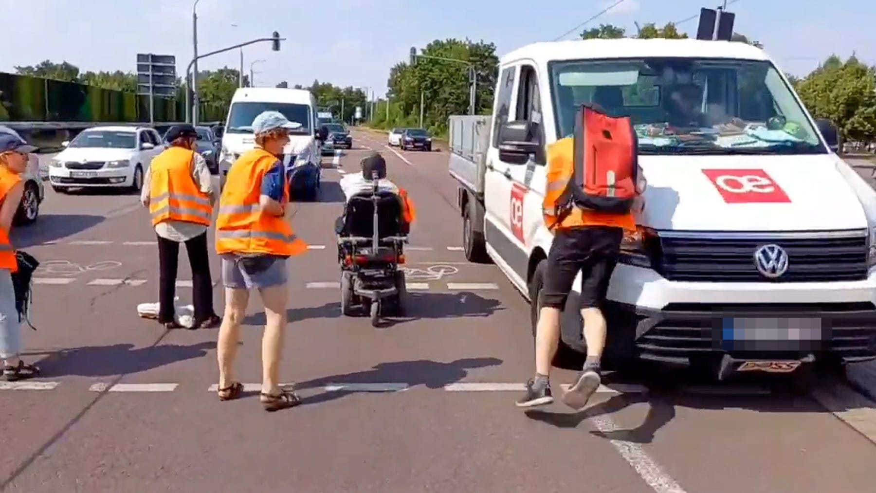 Halle Autofahrer fährt Letzte Generation Aktivisten bei Blockade an