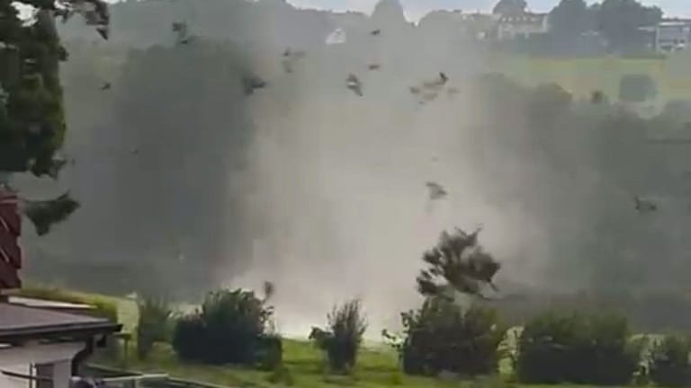 Tornado in Wuppertal Unwetter verwüstet Häuser Videos zeigen Zerstörung