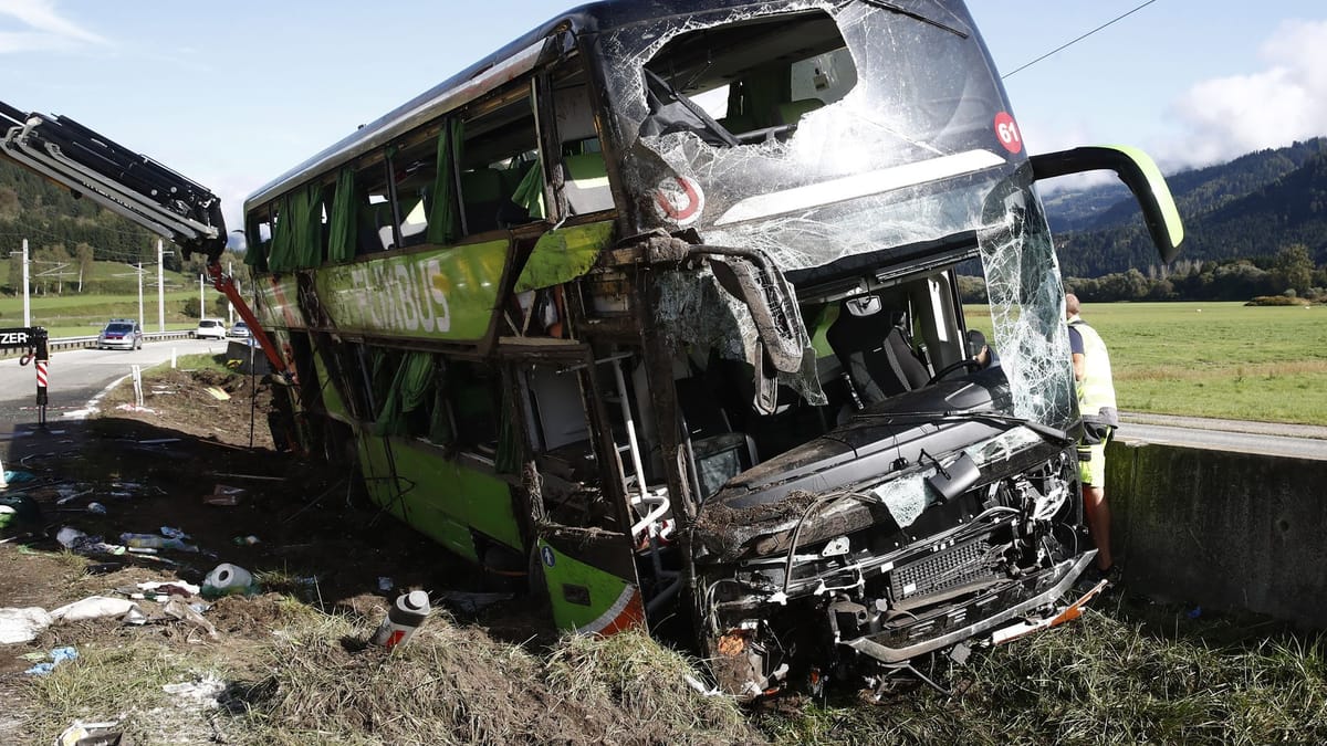 Österreich Busunfall mit einer Toten und vielen Verletzten Fahrer