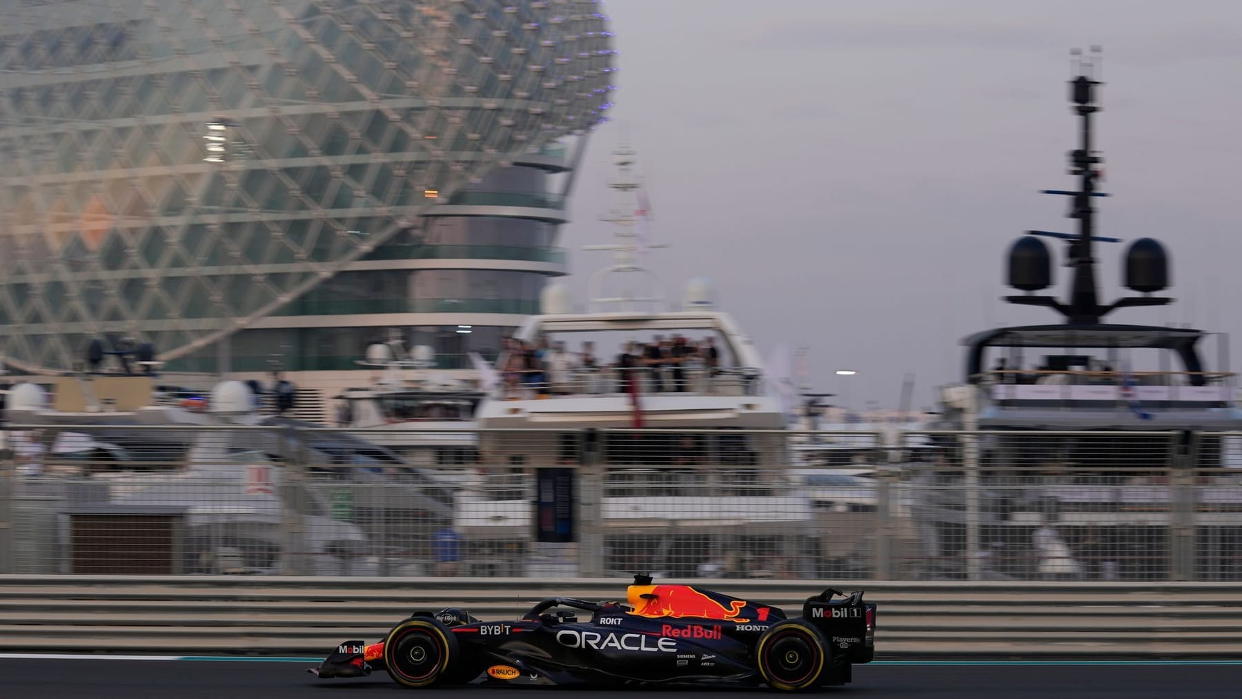 Formel 1 Crash Training in Abu Dhabi Auch Hülkenberg betroffen