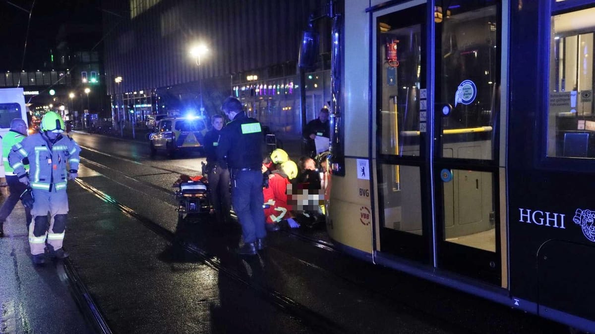 Berlin Friedrichstraße Unfall mit Tram Straßenbahn erfasst Mann Klinik