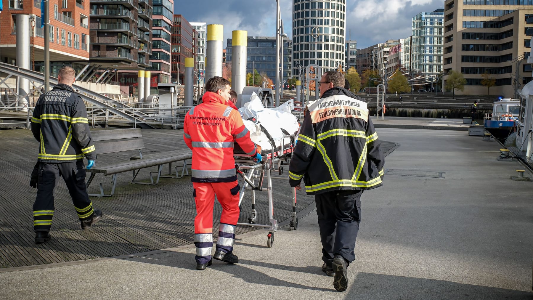 Hamburg Feuerwehr Birgt M Nnliche Leiche Aus Der Elbe Identit T Unklar