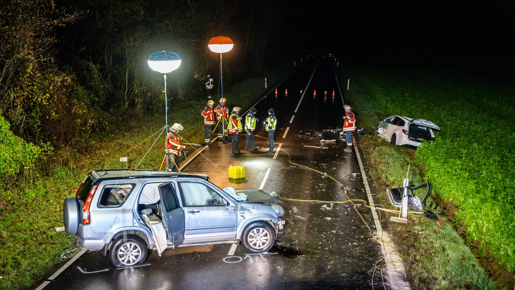 Löchgau Vier Verletzte bei schwerem Unfall Auto gerät in Gegenverkehr