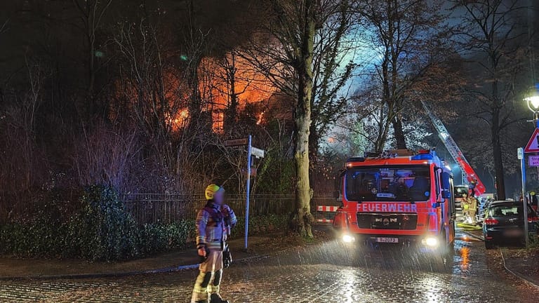 Berlin Lichterfelde Villa Brennt Ab Und St Rzt Teilweise Ein Gro Einsatz