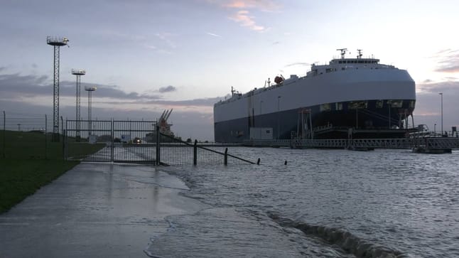 Nordsee Sturmtief Zoltan reißt riesigen Autofrachter und Inselfähre los