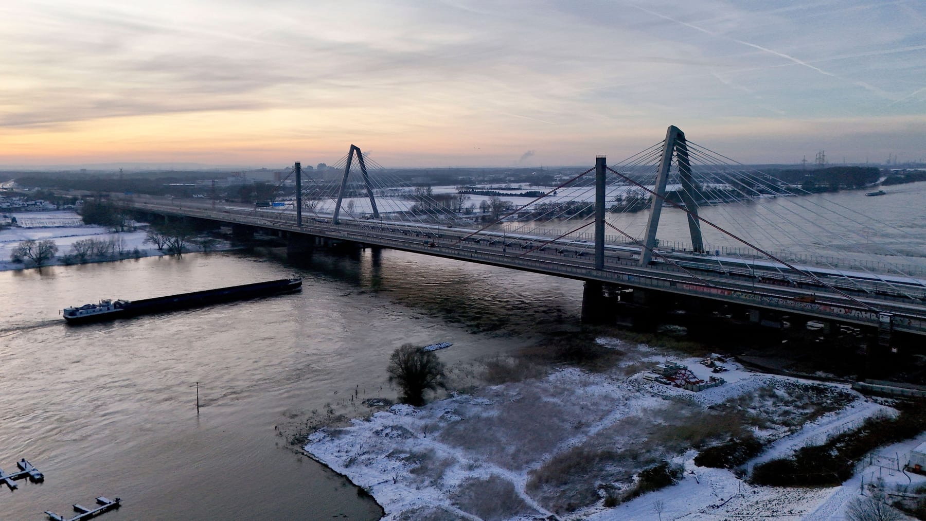 A Vollsperrung Auf Leverkusener Rheinbr Cke Sorgt F R Staus Im