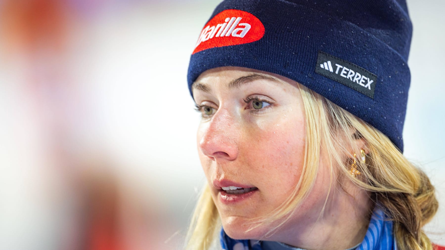 Mikaela Shiffrin pleure après sa victoire en slalom un ami est