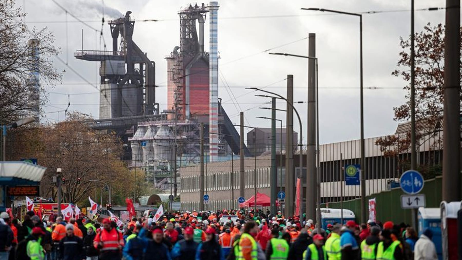 Duisburg Tausende Stahl Mitarbeiter Von Thyssenkrupp Demonstrieren Am