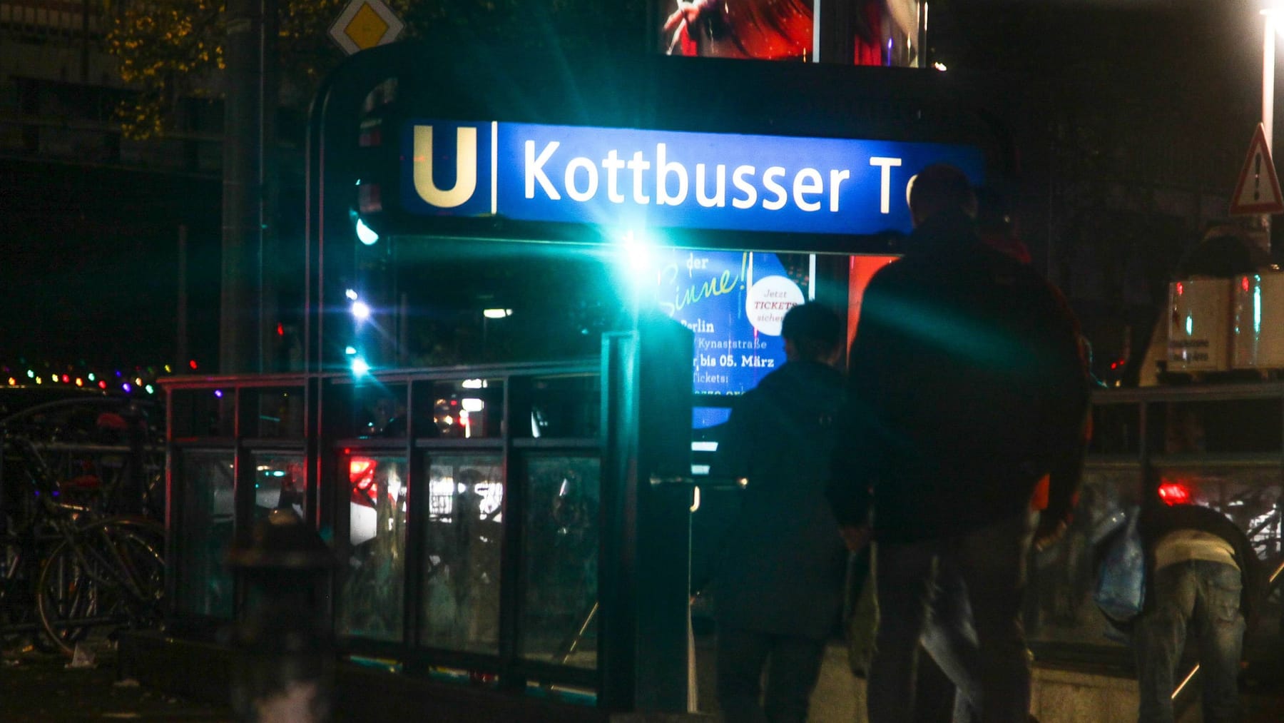 Berlin Mann W Rgt Frau Am Kottbusser Tor Mit G Rtel Begleiter Schl Gt Zu