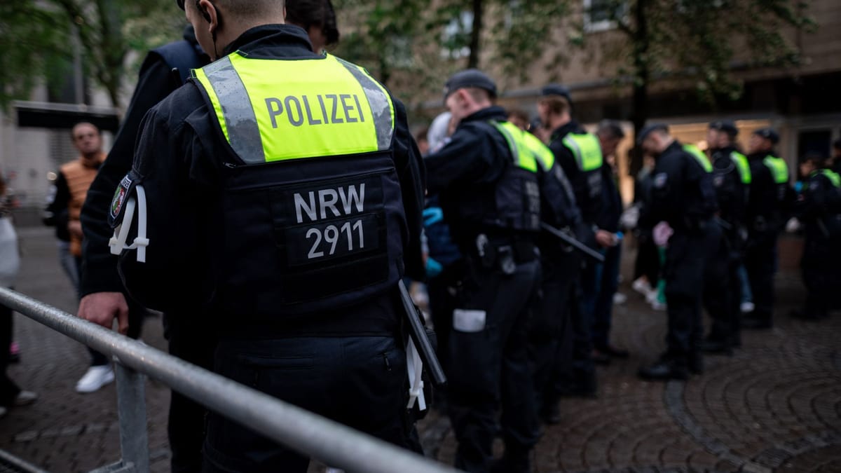 Altstadt D Sseldorf Razzia Polizei Kontrolliert Besucher Auf