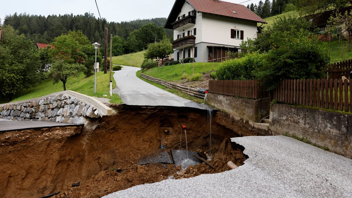 Unwetter In Sterreich Hochwasser Rei T Loch In Stra E Video