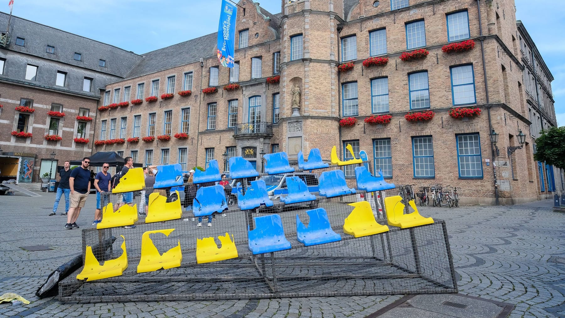 EM 2024 Düsseldorf Im Krieg zerstörte Tribüne aus der Ukraine am Rathaus