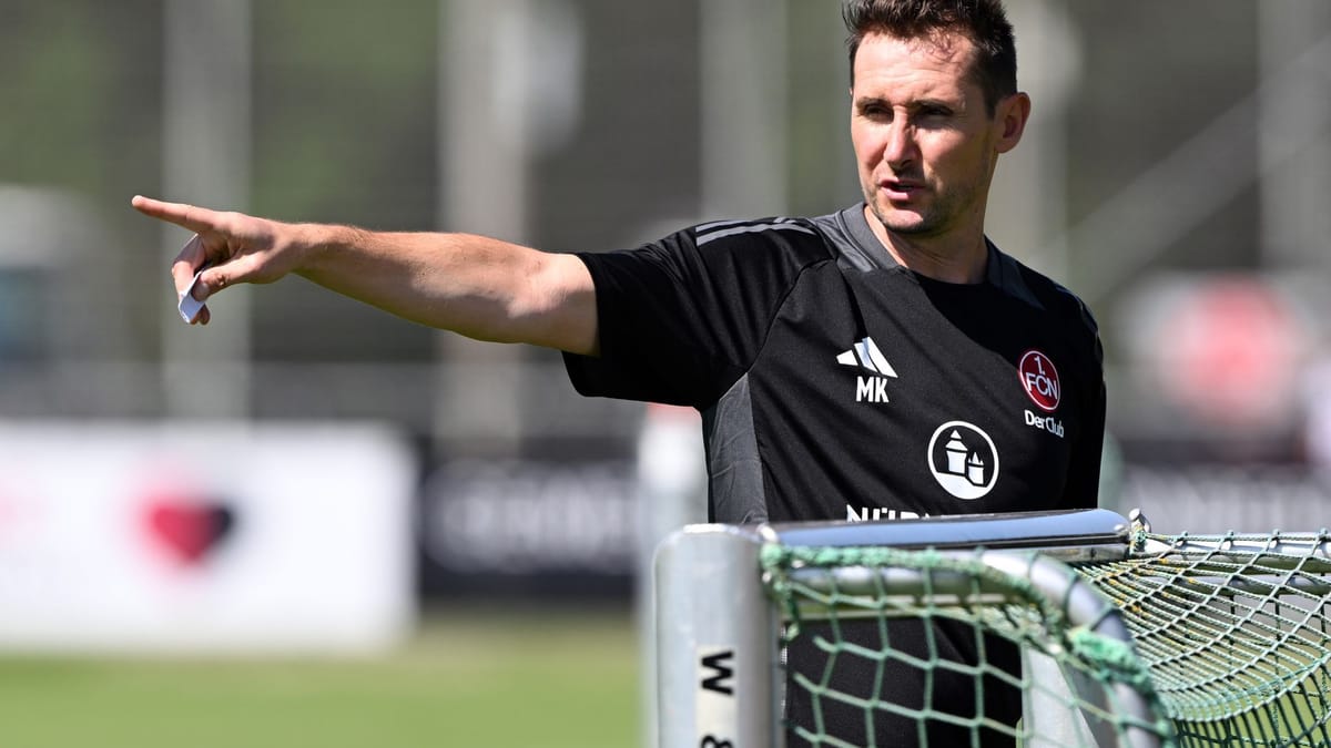 1 FC Nürnberg Miroslav Klose mit Applaus zum Trainingsauftakt begrüßt