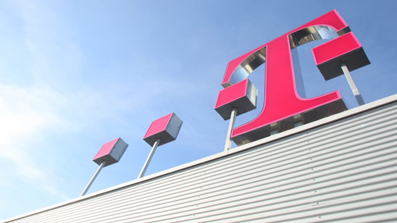 Telekom Logo auf dem Dach, schräger Blickwinkel.