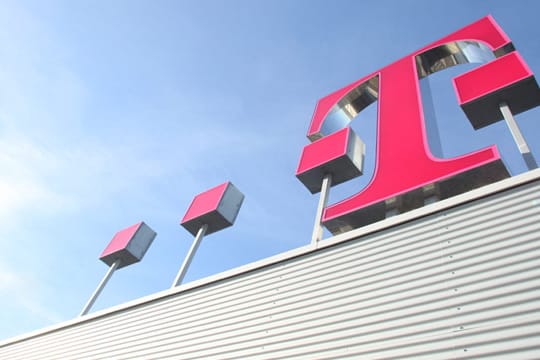 Telekom Logo auf dem Dach, schräger Blickwinkel.