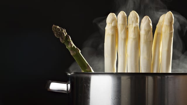 Spargel: Beim Spargelkochen reicht es meist aus, das Wasser einmal aufzukochen und den Spargel darin ziehen zu lassen.