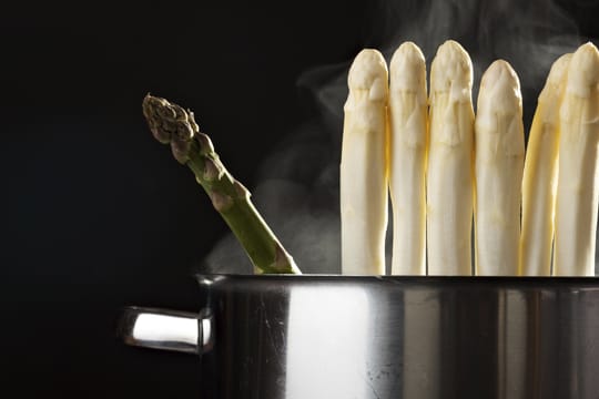 Spargel: Beim Spargelkochen reicht es meist aus, das Wasser einmal aufzukochen und den Spargel darin ziehen zu lassen.