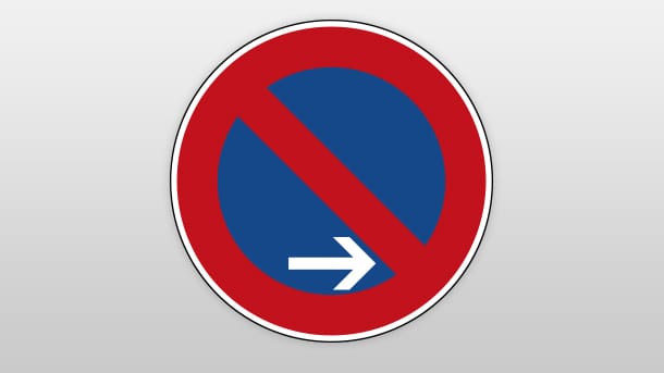 Eingeschränktes Halteverbot mit Pfeil nach rechts von der Fahrbahn weisen: Ende des verbotenen Bereichs; kurzes Halten ist erlaubt.