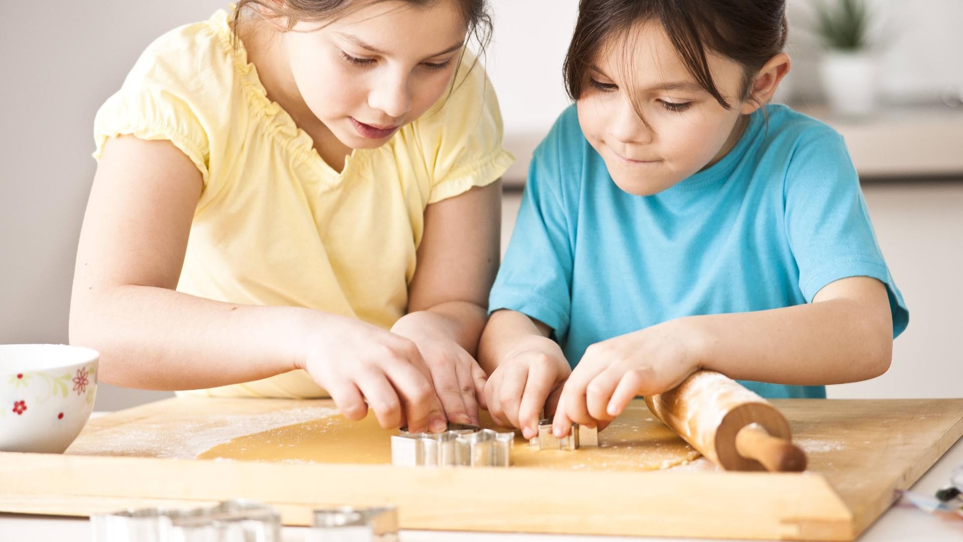 Mürbeteigplätzchen sind ideal zum Backen mit Kindern.