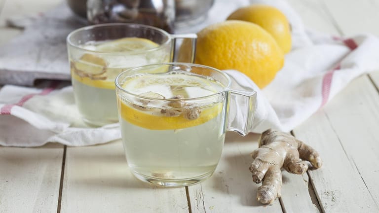 Zitrone und Honig verleihen Ingwertee ein köstliches Aroma.