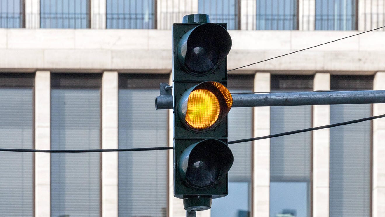 Wer eine gelbe Ampel überfährt, muss mit einem Verwarngeld rechnen.