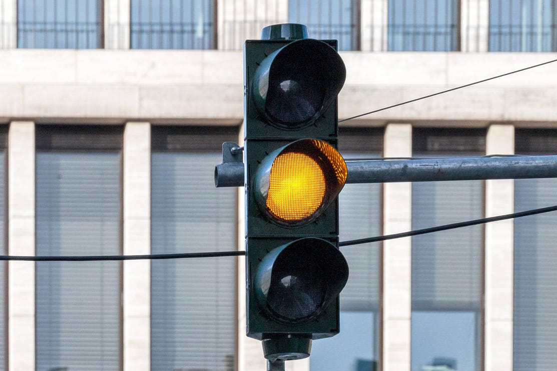 Wer eine gelbe Ampel überfährt, muss mit einem Verwarngeld rechnen.