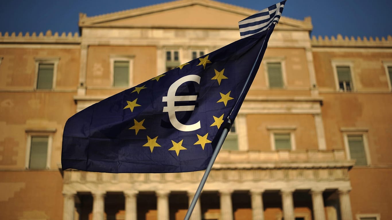 Eine Europa-Flagge mit dem Euro-Symbol bei einer Demonstration in Athen: Griechenland hat den Ausstieg aus dem Hilfsprogramm abgesegnet.
