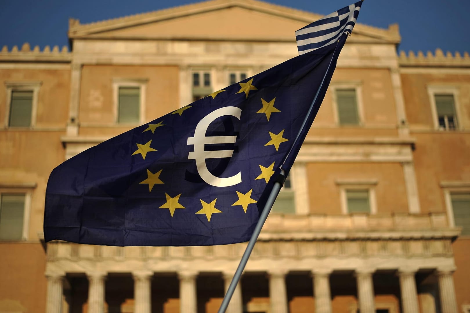 Eine Europa-Flagge mit dem Euro-Symbol bei einer Demonstration in Athen: Griechenland hat den Ausstieg aus dem Hilfsprogramm abgesegnet.