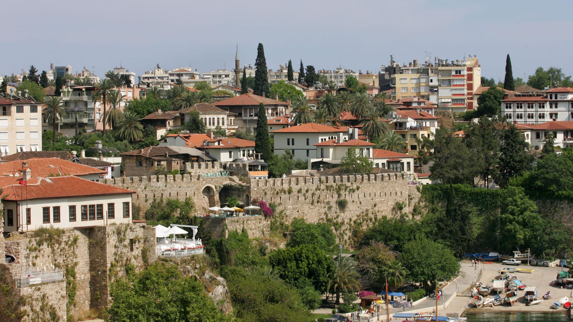 Blick auf einen Teil der Innenstadt von Antalya mit Befestigungsmauer.