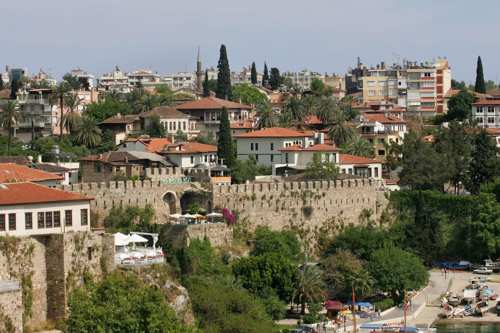 Blick auf einen Teil der Innenstadt von Antalya mit Befestigungsmauer.