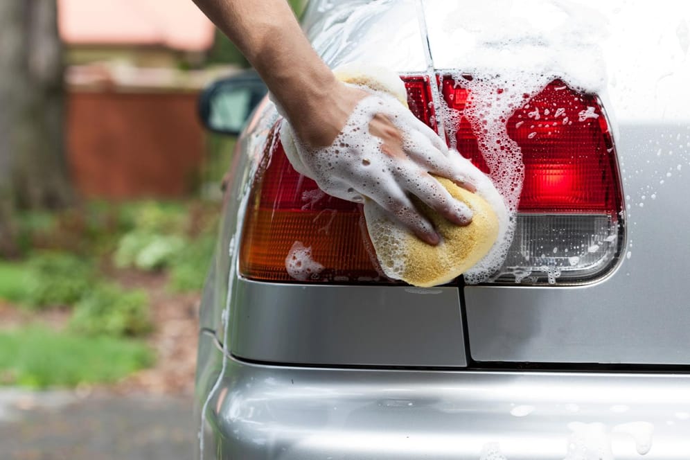 Auto waschen: Auf ungeschütztem Grund, etwa im Wald, ist es verboten. Darüber hinaus sind die Regeln unübersichtlich – und die Bußgelder gewaltig.