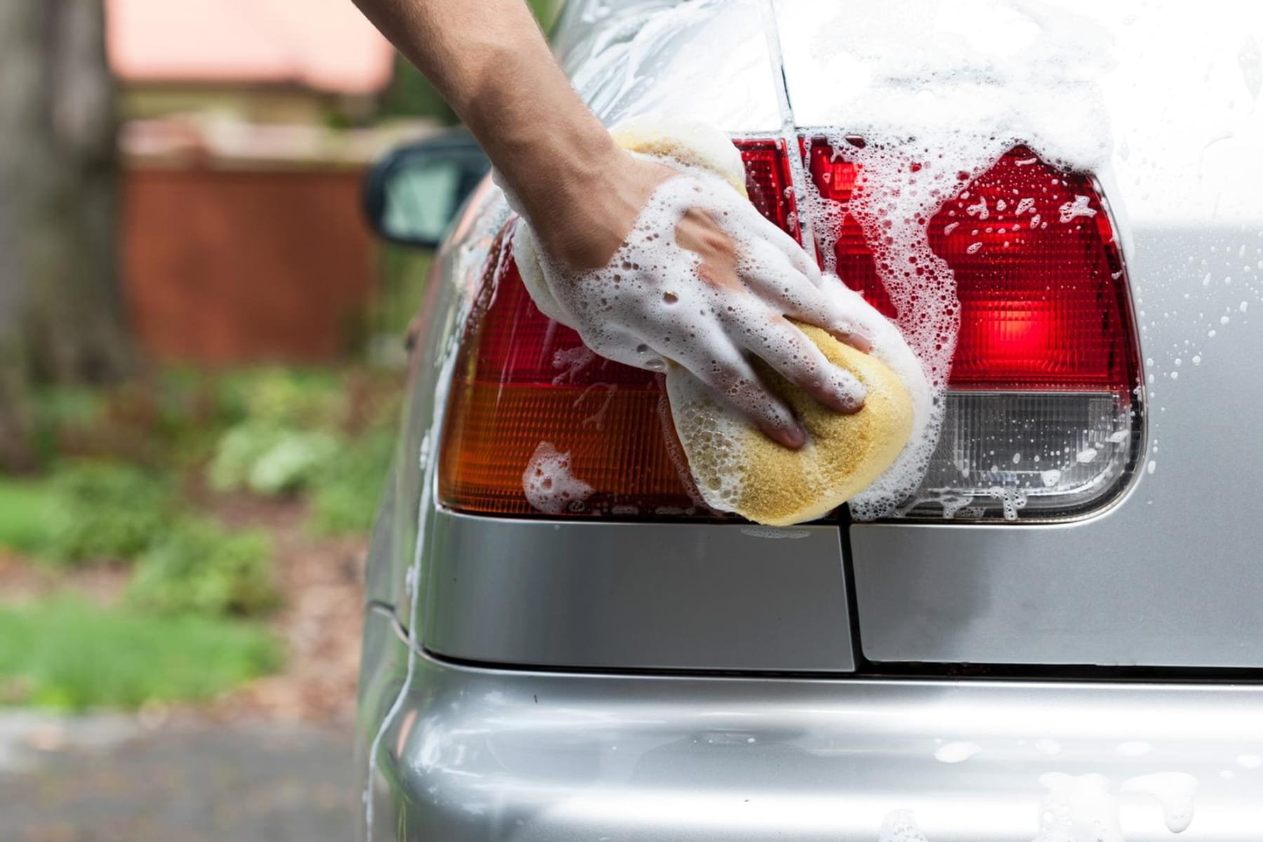 Reparaturkosten vermeiden: So entfernen Sie Streusalzreste am Auto