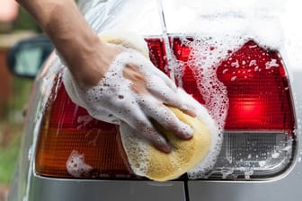 Auto waschen: Auf ungeschütztem Grund, etwa im Wald, ist es verboten. Darüber hinaus sind die Regeln unübersichtlich – und die Bußgelder gewaltig.